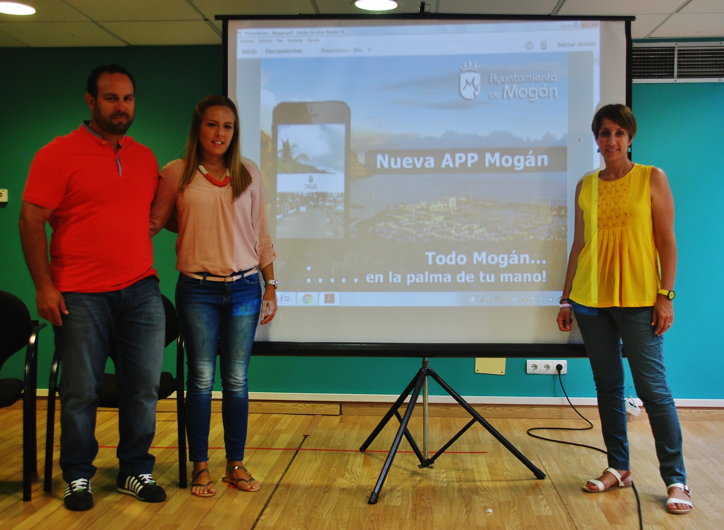 El concejal Artemi Artiles, la concejala Alba Medina y la alcaldesa Onalia Bueno tras la presentación de la nueva aplicación para móviles de Mogán