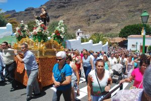 Las_calles_del_pueblo_de_Mogán_se_inundaron_de_vecinos_durante_la_procesión[1]