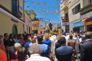 Las_calles_del_pueblo_de_Mogán_se_inundaron_de_vecinos_durante_la_procesión2[1]