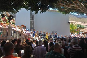 Vecinos_y_autoridades_entonaron_el_tradicional_'Canto_de_los_Pajaritos'[1]