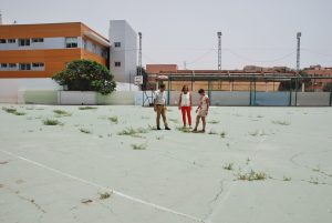 El concejal Ernesto Hernández, junto a la concejala Pino González y la alcaldesa Onalia Bueno en una visita reiente a la cancha deportiva del CEIP Playa de Mogán