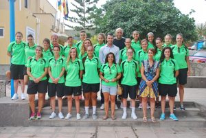 El entrenador y las jugadoras del CD Femarguin junto a los representantes del Ayuntamiento de Mogán tras el reconocimiento