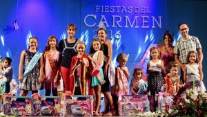 Imagen de los representantes del Ayuntamiento de Mogán junto a los niños y niñas premiados durante la gala de elección de la Reina Infantil de las Fiestas del Carmen de Playa de Mogán 2016