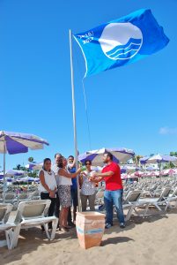 Izado de la bandera azul en Playa de Mogán