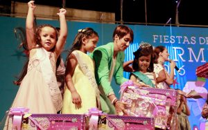 La alcaldesa de Mogán, Onalia Bueno, con las finalistas y ganadoras de Princesita de las Fiestas del Carmen de Arguineguín
