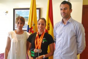 Onalia Bueno y Luis Becerra junto a la gimnasta Natividad Hidalgo