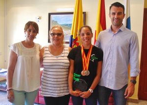 Onalia Bueno y Luis Becerra junto a la gimnasta Natividad Hidalgo y su madre