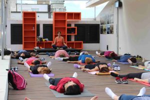 Una de las sesiones de yoga en la terraza-azotea de la Biblioteca Insular - copia