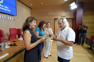 Las Palmas de Gran Canaria (Canarias). 20/07/16.  La consejera de Industria, Comercio y Artesanía, Minerva Alonso, entregó hoy los certificados de asistencia a los artesanos que asistieron a los cursos de Redes Sociales e Ingles para Atención al Públicos, dos acciones ejecutadas por el Cabildo de Gran Canaria a demanda de los propios interesados.  Cabildo G.C./Angel Medina G.