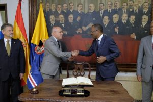 Las Palmas de Gran Canaria (Canarias). 16/07/16. El presidente  Cabildo de Gran Canaria, Antonio Morales, se reúne con el primer ministro de Cabo Verde, José Correira e Silva, al que recibirá a las puertas de la Casa Palacio. Cabildo G.C./Angel Medina G.