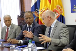 Las Palmas de Gran Canaria (Canarias). 16/07/16. El presidente  Cabildo de Gran Canaria, Antonio Morales, se reúne con el primer ministro de Cabo Verde, José Correira e Silva, al que recibirá a las puertas de la Casa Palacio. Cabildo G.C./Angel Medina G.