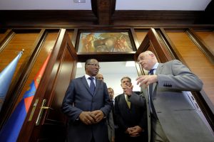 Las Palmas de Gran Canaria (Canarias). 16/07/16. El presidente  Cabildo de Gran Canaria, Antonio Morales, se reúne con el primer ministro de Cabo Verde, José Correira e Silva, al que recibirá a las puertas de la Casa Palacio. Cabildo G.C./Angel Medina G.