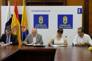 Las Palmas de Gran Canaria (Canarias). 11/07/16. Firma de convenio entre el Cabildo de Gran Canaria y el ayuntamiento de Santa Lucia, por la circunvalacion de Vecindario. Cabildo G.C./Angel Medina G.