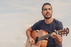 El cantautor Sergio Alzola abre los 'Patios En(Cantados) de septiembre