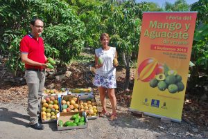 El concejal de Desarrollo Rural, Ernesto Hernández, junto a la alcaldesa de Mogán, Onalia Bueno, tras la presentación de la I Feria del Mango y Aguacate de Verano de Mogán