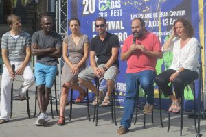 El director de Los Malditos, Mario Vega, habla durante la presentación a los medios de Los Malditos