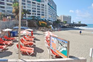 Imagen del muro-mirador de la playa de Patalavaca en obras (1)