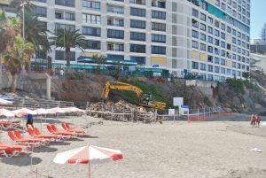 Imagen del muro-mirador de la playa de Patalavaca en obras (2)