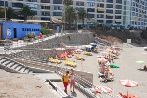 Imagen del muro-mirador de la playa de Patalavaca rehabilitado (2)