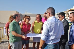 Roberto Moreno junto a Onalia Bueno, representantes del Ayuntamiento de Mogán y varios miembros del equipo técnico durante la visita a la parcela donde se ubicará el futuro Consultorio Local