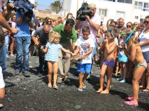 SUELTA TORTUGAS CHARLA CALABUIG JORNADAS LITORAL POZO 1