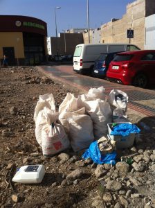 Vertido de escombros ilegal en El Tablero, en solar frente al Mercadona