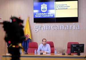 Las Palmas de Gran Canaria. 23/08/16.  El consejero de Educación y Juventud del Cabildo de Gran Canaria, Miguel Montero, presentó hoy las nuevas becas para estudios artísticos que la institución recupera e incrementa tras cinco años sin convocarse.