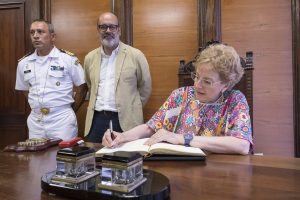 LAS PALMAS DE GRAN CANARIA (Canarias). 08/08/2016.- El presidente accidental del Cabildo de Gran Canaria, Juan Manuel Brito, recibió hoy a la embajadora de México en España y Andorra, Roberta Lajous, y al comandante del Buque Escuela Cuauhtémoc, Pedro Mata.