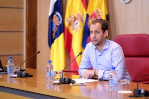 Las Palmas de Gran Canaria. 23/08/16.  El consejero de Educación y Juventud del Cabildo de Gran Canaria, Miguel Montero, presentó hoy las nuevas becas para estudios artísticos que la institución recupera e incrementa tras cinco años sin convocarse.