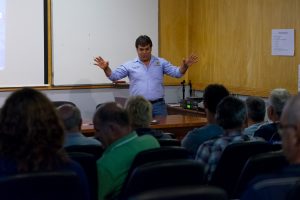 ARUCAS (Canarias). 27/09/2016.- El criador mexicano José Rafael Limón, experto mundial en la cría e inseminación de abejas reina, imparte en La Granja del Cabildo de Gran Canaria un curso sobre las posibilidades de reproducción aplicables a la abeja reina negra, especie endémica de la Isla. El curso, organizado por la Asociación de Apicultores de Gran Canaria, consistirá en la explicación de las técnicas reproductivas de la abeja reina negra grancanaria, de inmejorables características para su exportación al continente europeo.  Limón, cuya presencia es una oportunidad única para los productores grancanarios, apunta que “la especie endémica de Gran Canaria es óptima para su desarrollo en el resto de Europa, tiene una gran capacidad de adaptación y presenta características que la hacen realmente interesante para su cría y reproducción”.