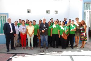 imagen-de-las-autoridades-junto-a-los-alumnos-del-pfae-salud-y-bienestar-en-mogan