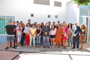 imagen-de-las-autoridades-junto-a-los-alumnos-del-pfae-socorrismo-acuatico-en-instalaciones