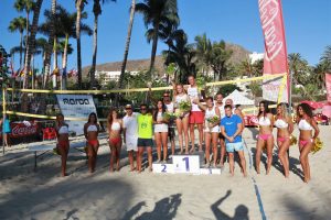 imagen-de-las-parejas-que-quedaron-en-los-tres-primeros-puestos-del-ii-torneo-de-voley-playa-mixto-anfi-del-mar-2