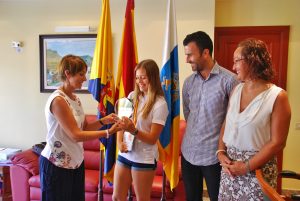 La alcaldesa de Mogán hace entrega de los galardones a la joven Alina Dominguez