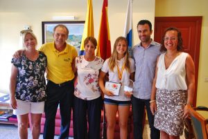 Los padres de Alina Dominguez, junto a los representantes del Ayuntamiento de Mogán y la joven amazona