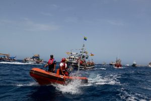 miembros-del-servicio-de-vigilancia-del-litoral-de-mogan-de-cruz-roja-durante-la-procesion-maritima-de-las-fiestas-del-carmen-2016-3