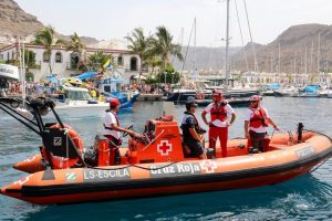 miembros-del-servicio-de-vigilancia-del-litoral-de-mogan-de-cruz-roja-durante-la-procesion-maritima-de-las-fiestas-del-carmen-2016-4