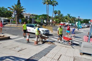 obreros-trabajando-en-las-mejoras-de-la-calle-explanada-del-castillete-en-puerto-de-mogan-2