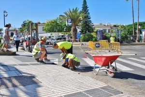 obreros-trabajando-en-las-mejoras-de-la-calle-explanada-del-castillete-en-puerto-de-mogan