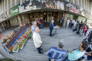 Las Palmas de Gran Canaria, 5 de septiembre de 2016.- El presidente del Cabildo, Antonio Morales, presenta los variados productos agrícolas y manufacturados que portará la carreta del Cabildo de Gran Canaria el próximo día 7 en la tradicional Romería-Ofrenda del Pino. Asimismo, inauguró el escaparate exterior del Cabildo de Gran Canaria que reproduce la rica diversidad de la vestimenta tradicional de Gran Canaria, dedicado a la memoria del etnógrafo José Antonio Pérez Cruz, ‘Teno’, fallecido la semana pasada a la edad de 65 años.