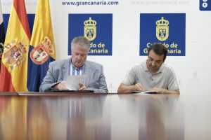 Las Palmas de Gran Canaria. 22/09/16. El consejero de Cultura del Cabildo de Gran Canaria, Carlos Ruiz y el presidente del Comité de Huelga de la Orquesta Filarmónica de Gran Canaria (OFGC), David Lacruz, firmaron hoy el acuerdo que pone fin al paro previsto por los trabajadores de la Orquesta para los viernes de septiembre.