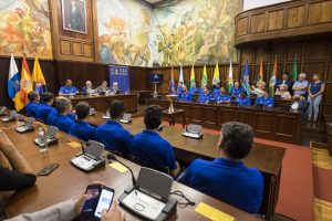 LAS PALMAS DE GRAN CANARIA (Canarias). 26/09/2016.- El Cabildo de Gran Canaria encabezado por su presidente, Antonio Morales, acompañado por el consejero de Deportes, Ángel Víctor Torres, recibieron hoy a los componentes del Herbalife Gran Canaria tras su histórica victoria y proclamarse campeón de la Supercopa, el primer título en la historia del club.