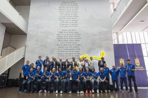 LAS PALMAS DE GRAN CANARIA (Canarias). 26/09/2016.- El Cabildo de Gran Canaria encabezado por su presidente, Antonio Morales, acompañado por el consejero de Deportes, Ángel Víctor Torres, recibieron hoy a los componentes del Herbalife Gran Canaria tras su histórica victoria y proclamarse campeón de la Supercopa, el primer título en la historia del club.