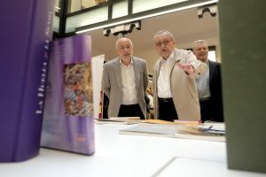 LAS PALMAS DE GRAN CANARIA (Canarias). 13/08/2016.- El presidente del Cabildo, Antonio Morales, recibió hoy los libros que integran la obra escrita y publicada por el sacerdote e intelectual Julio Sánchez, quien los dona al fondo bibliográfico de la Biblioteca Insular.