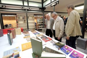 LAS PALMAS DE GRAN CANARIA (Canarias). 13/08/2016.- El presidente del Cabildo, Antonio Morales, recibió hoy los libros que integran la obra escrita y publicada por el sacerdote e intelectual Julio Sánchez, quien los dona al fondo bibliográfico de la Biblioteca Insular.