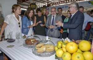 Las Palmas de Gran Canaria, 21 de octubre de 2016. El presidente del Cabildo de Gran Canaria, Antonio Morales, inauguró ‘Gran Canaria Me Gusta’, la gran feria de los productos locales, ya sean agrícolas, gastronómicos, industriales, turísticos o culturales.De hecho, esta muestra supondrá el despliegue del gran abanico de productos que ofrece Gran Canaria, cada vez más demandados y elogiados gracias a su creciente calidad.Participaron también en la apertura el consejero de Soberanía Alimentaria, Miguel Hidalgo, y la consejera de Industria, Comercio y Artesanía, Minerva Alonso.