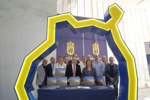 Las Palmas de Gran Canaria. 20/07/16.  El presidente del Cabildo de Gran Canaria, Antonio Morales, y la consejera de Turismo del Cabildo, Inés Jiménez, presentaron hoy el nuevo libro de promoción turística ‘Sentimientos de Gran Canaria, una mirada al paraíso del Océano Atlántico’,  El libro ha sido elaborado en colaboración con los cronistas oficiales de los 21 municipios de la Isla, que también han sido invitados al acto junto al presidente de la Junta de Cronistas Oficiales de Canarias, José Antonio Luján, y los fotógrafos de prestigio que ha participado en la publicación.