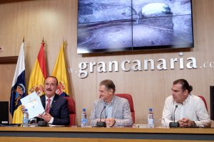 LAS PALMAS DE GRAN CANARIA (Canarias). 24/10/2016.- El consejero de Hacienda y Presidencia del Cabildo de Gran Canaria, Pedro Justo Brito, y el alcalde de Firgas, Manuel del Rosario Báez, informaron hoy en rueda de prensa, de la operación de cesión de los edificios del Albergue y Restaurante de la Montaña de Firgas al Ayuntamiento del norte de Gran Canaria.