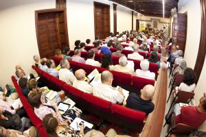 Las Palmas de Gran Canaria a 15.10.12.  Casa de ColnXX Coloquio de Historia Canario Americana. Sir John Elliot, El Atlntico espaol y el Atlntico luso: divergencias y convergencias.