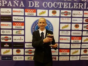 gyongyi-szabo-con-el-coctel-digestivo-que-elaboro-para-competir-en-el-campeonato-nacional-de-cocteleria